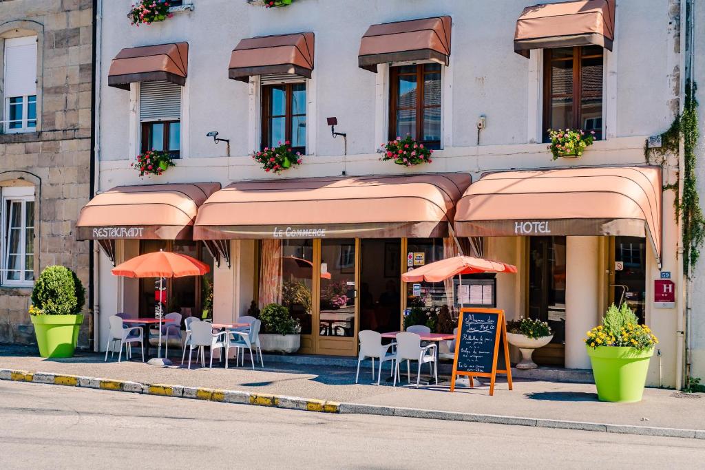 Façade de l’Hôtel-Restaurant Le Commerce à Dompaire