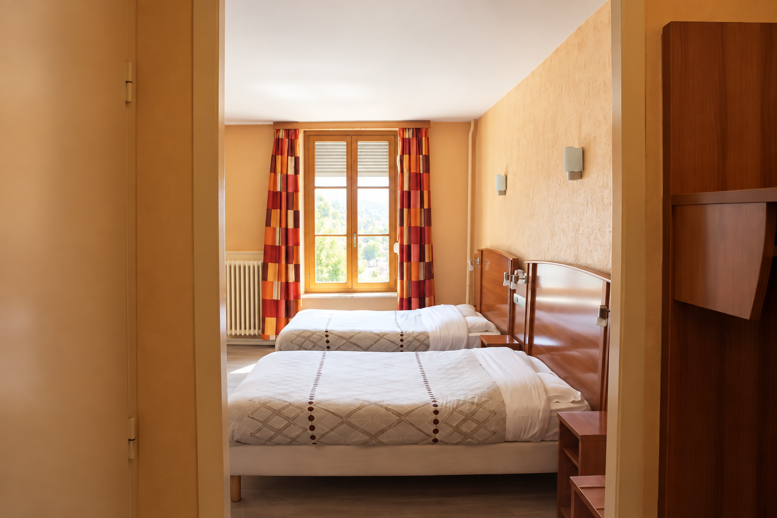 Chambre avec deux lits à l’hôtel Le Commerce