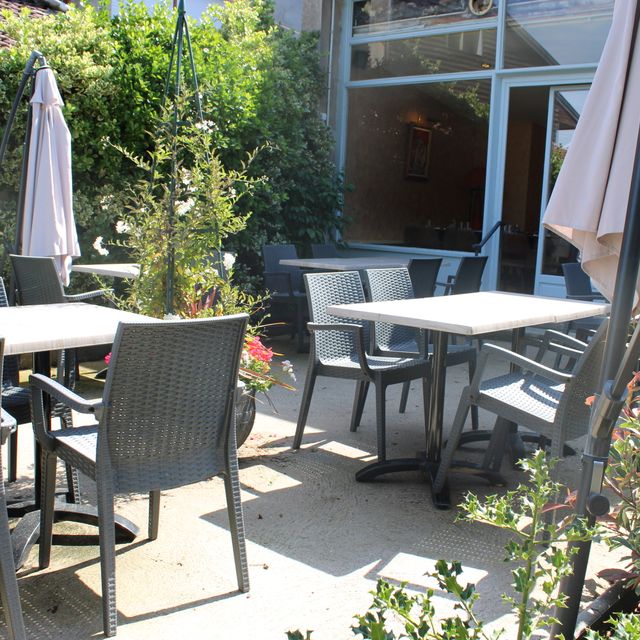 Terrasse fleurie du restaurant